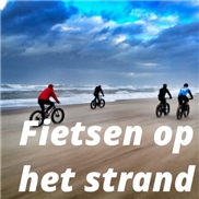 Fietsen op het strand